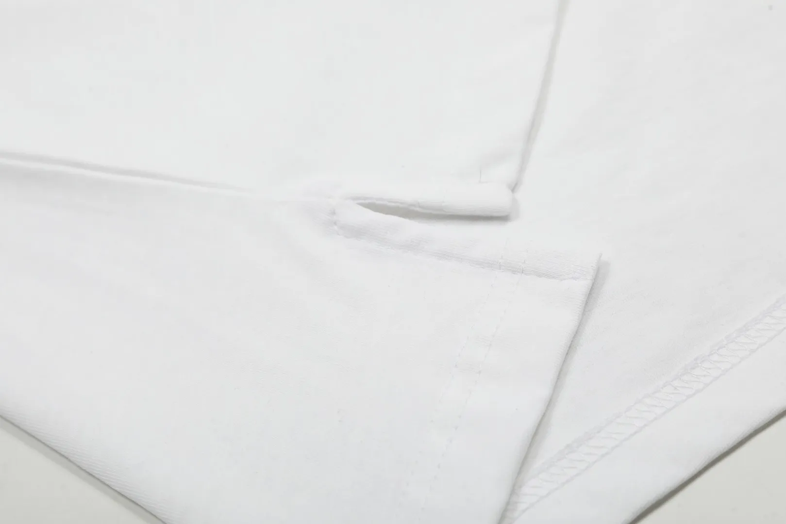 VIVI996# "Top hot style" vivienne west wood Queen Mother West U-neck big T short sleeves. Millions of fans. Internet celebrity. PP same style looks good on the upper body. High return rate. Size: XS-L Color: White Black